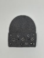 Căciulă accesorizată cu ștrasuri