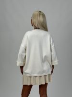 Pulover oversized cu lanț auriu și broșă - imagine 5