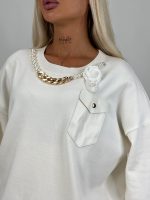 Pulover oversized cu lanț auriu și broșă - imagine 4