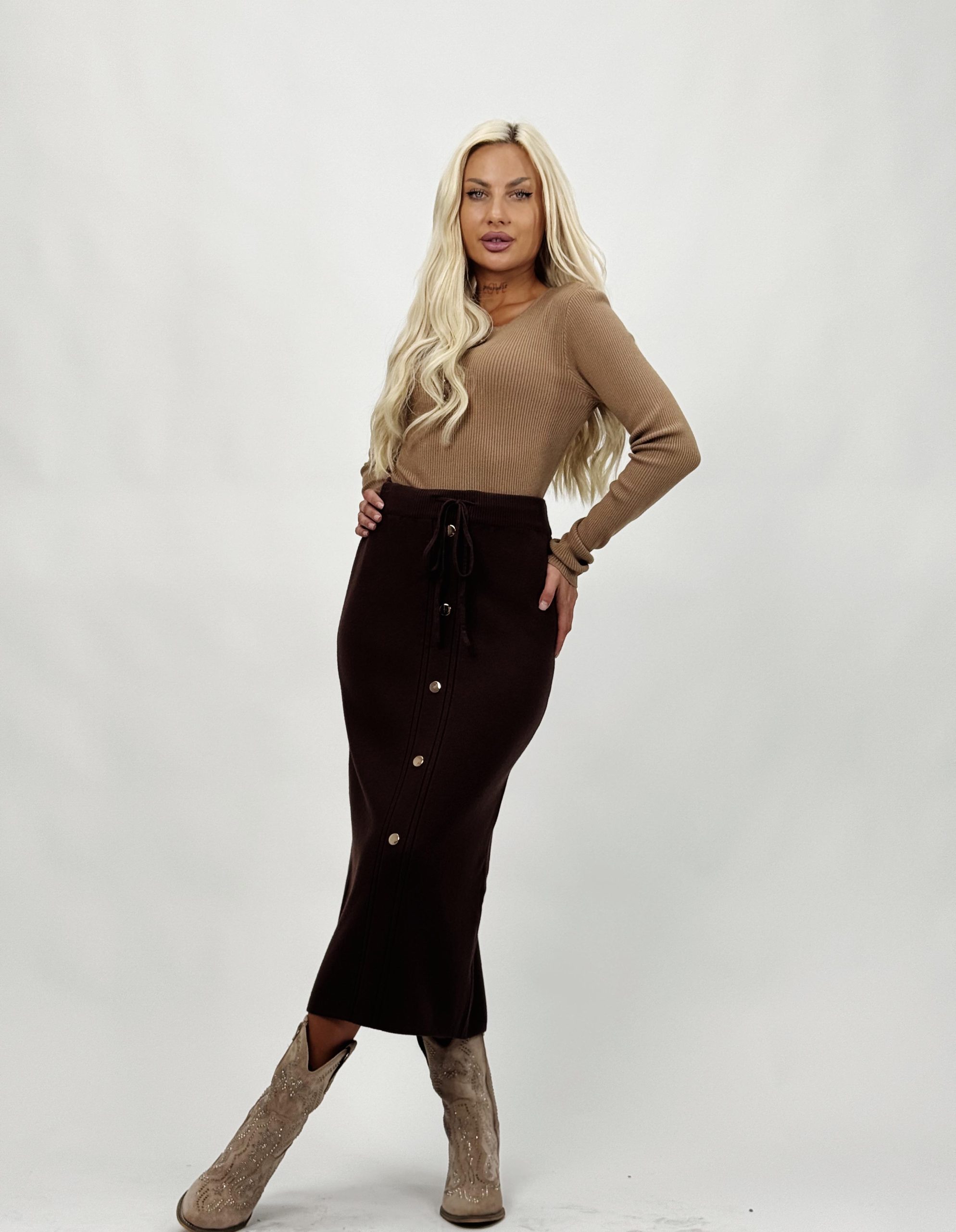 56d58fa2-7646-49b2-b6b8-0d27cdaaf7b8 Fustă lungă din tricot cu butoni - imagine 1