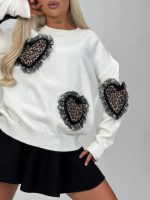 Pulover cu inimi aplicate și dantelă - imagine 5