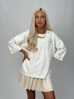 Pulover oversized cu lanț auriu și broșă - imagine 2