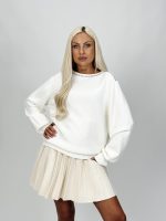 Pulover accesorizat cu pietre