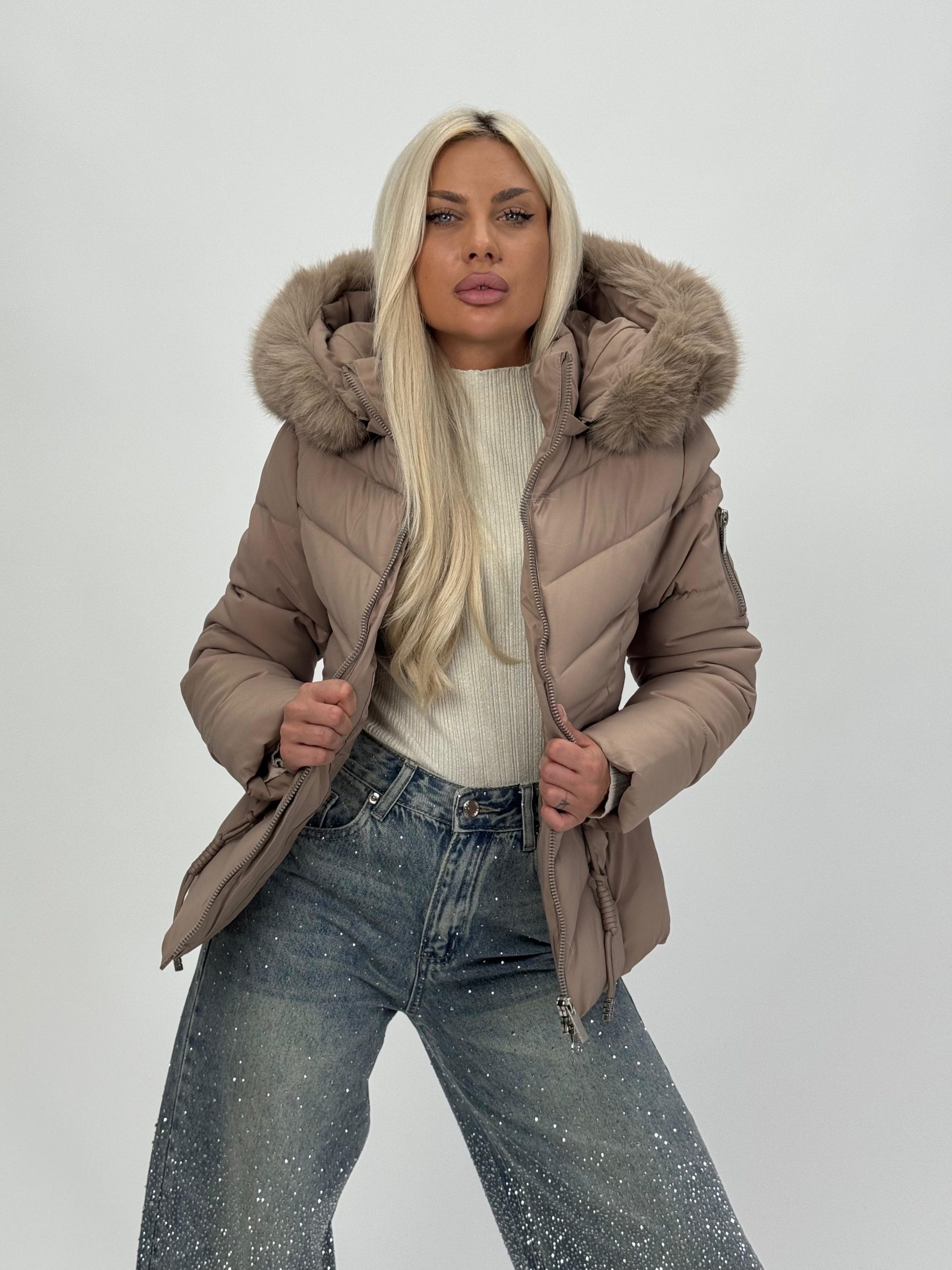 811cc02b-d63d-483b-92f3-0e7a91bd90d3 Jachetă din fâș cu glugă și blană detașabilă - imagine 1