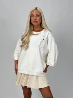 Pulover oversized cu lanț auriu și broșă