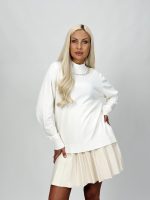 Pulover rolling accesorizat cu perle