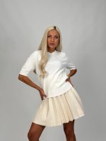 Pulover accesorizat cu perle și ștrasuri