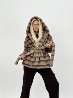 Jachetă scurtă din blană cu glugă și cordon