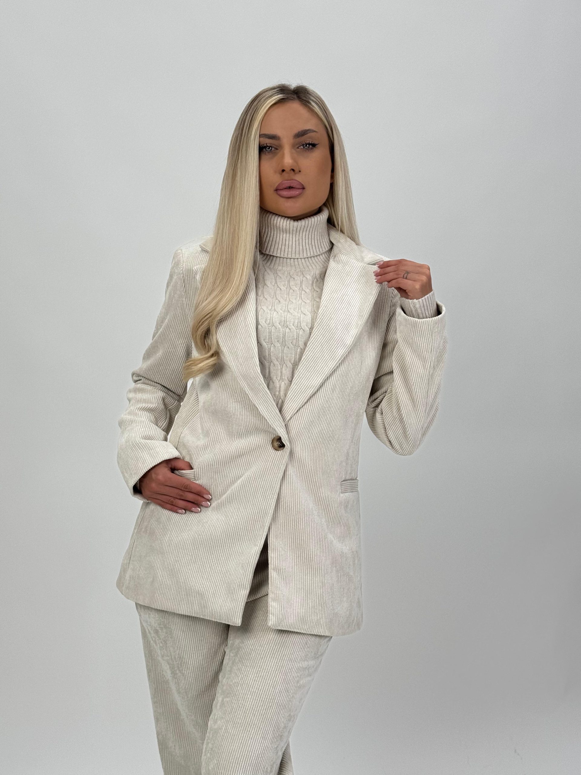 3dd6dd48-f776-4e39-8385-9fea67225b12 Sacou din velur - imagine 1