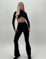 Pantalon colant evazat din jerse rigat