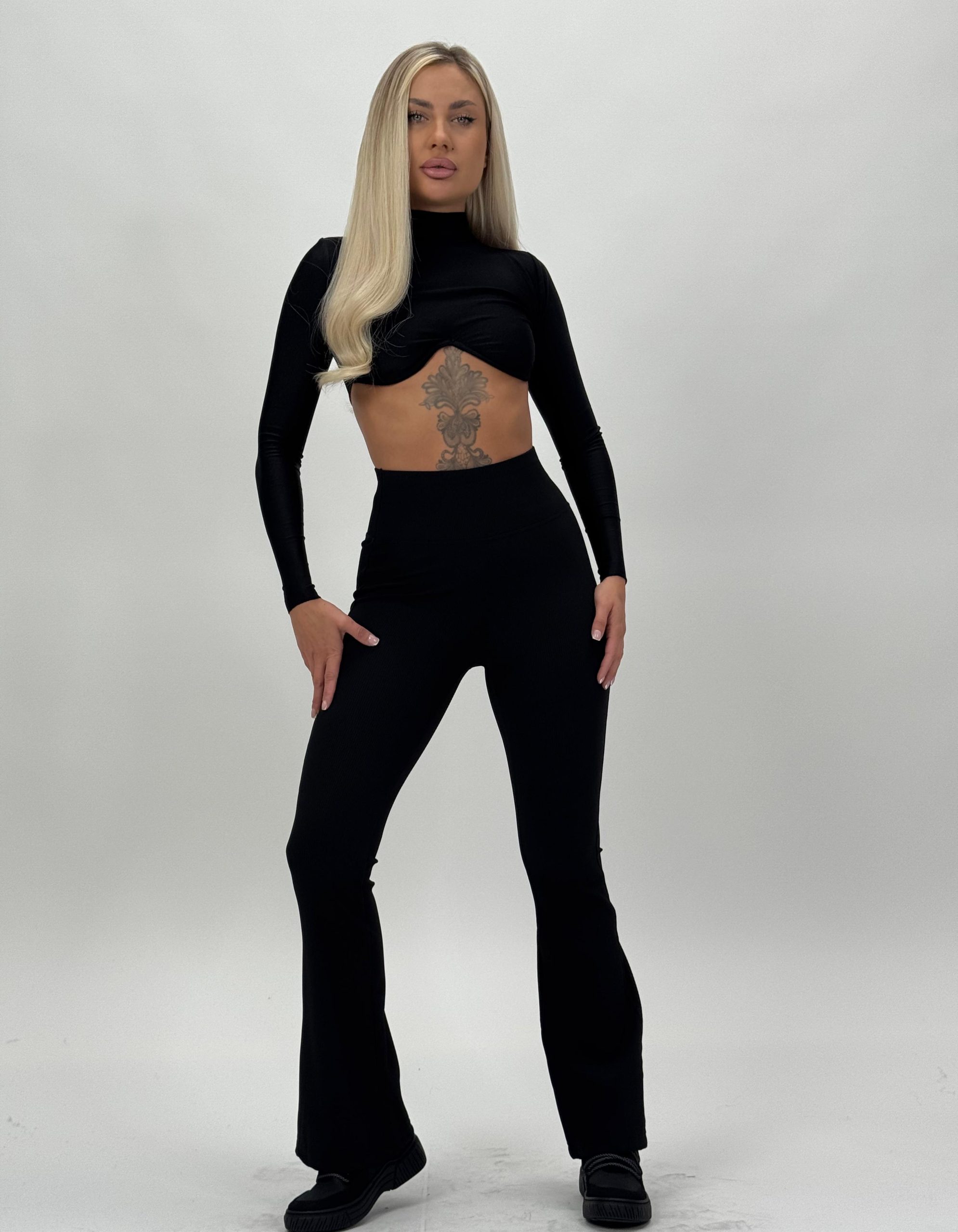 7c532979-4aba-42eb-bd45-6a863ae1d3ce Pantalon colant evazat din jerse rigat - imagine 1