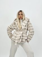 Jachetă scurtă din blană cu glugă și cordon