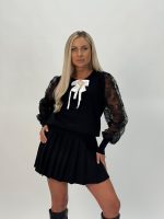 Pulover cu mâneci din dantelă și fundă albă