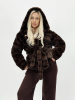 Jachetă scurtă din blană cu glugă și cordon