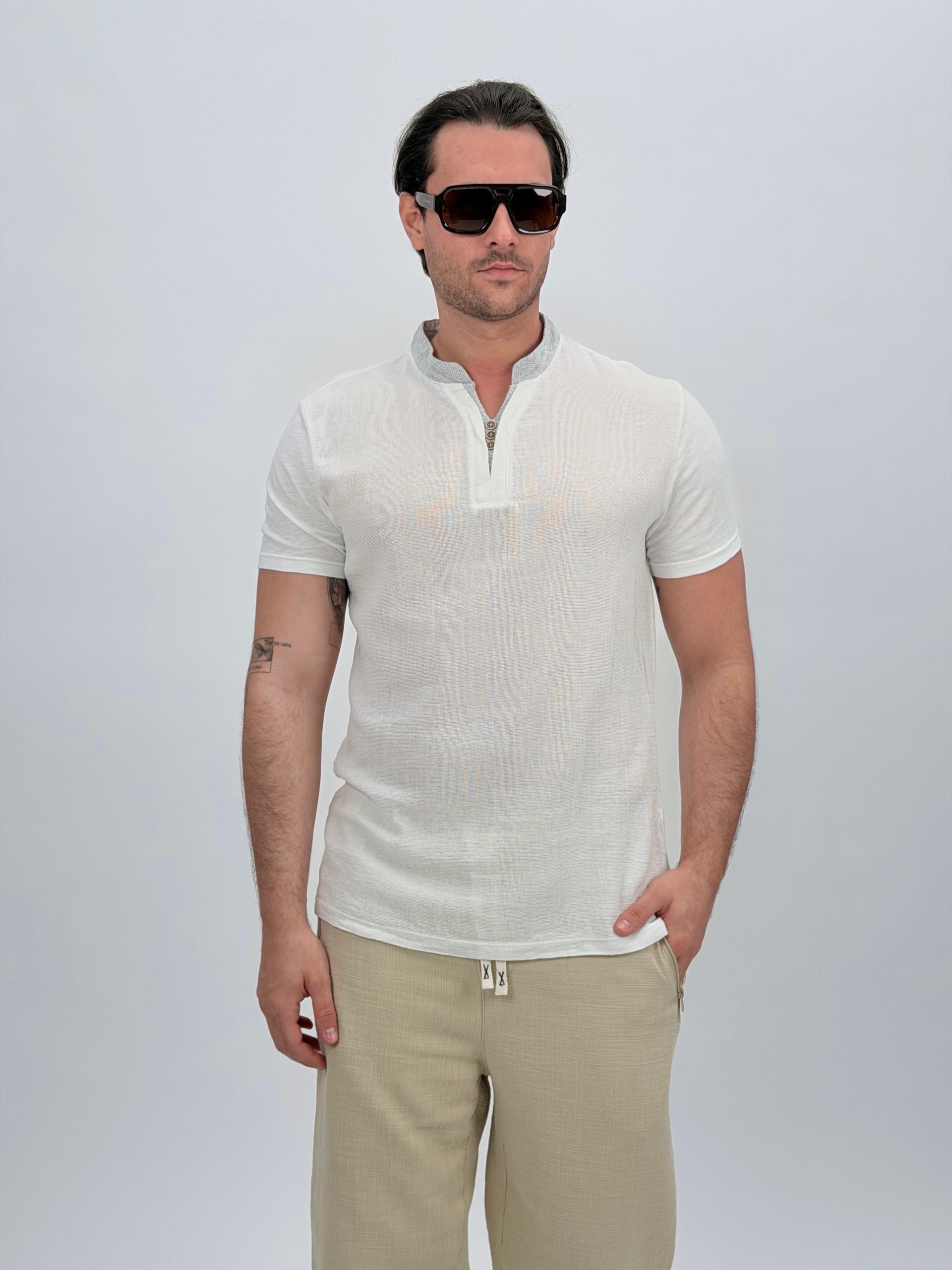 6cd76359-6fc8-474e-8b3d-b0022a51adc6 Tricou din in cu guler tunică și nasturi - imagine 1