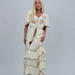 Rochie lungă cu decolteu în V și broderie