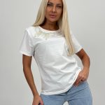 Tricou din bumbac accesorizat cu perle la gât