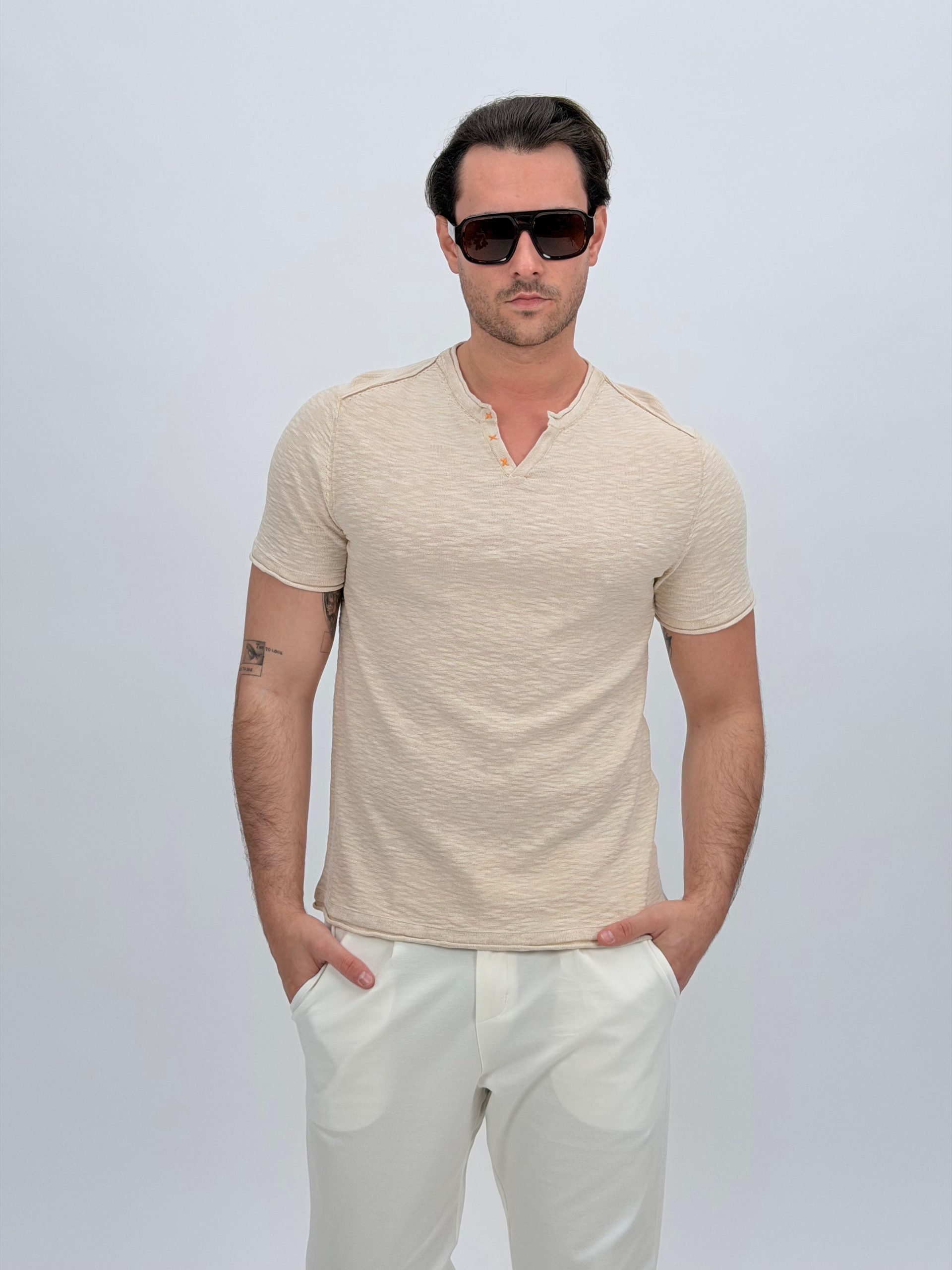 fd8414d2-c77e-47b8-b6c2-102a8e7e13ee Tricou din jerse cu decolteu în V - imagine 1