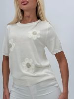 Bluză din tricot cu mânecă scurtă și flori aplicate - imagine 3