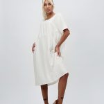 Rochie vaporoasă cu mânecă scurtă și buzunare ascunse