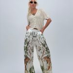 Pantalon oversized din satin cu imprimeu