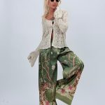 Pantalon oversized din satin cu imprimeu