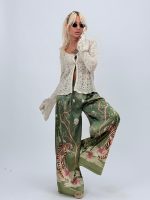 Pantalon oversized din satin cu imprimeu