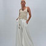 Pantalon larg cu pense și cordon în talie