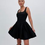 Rochie scurtă cu ștrasuri, spate gol și fundă mare