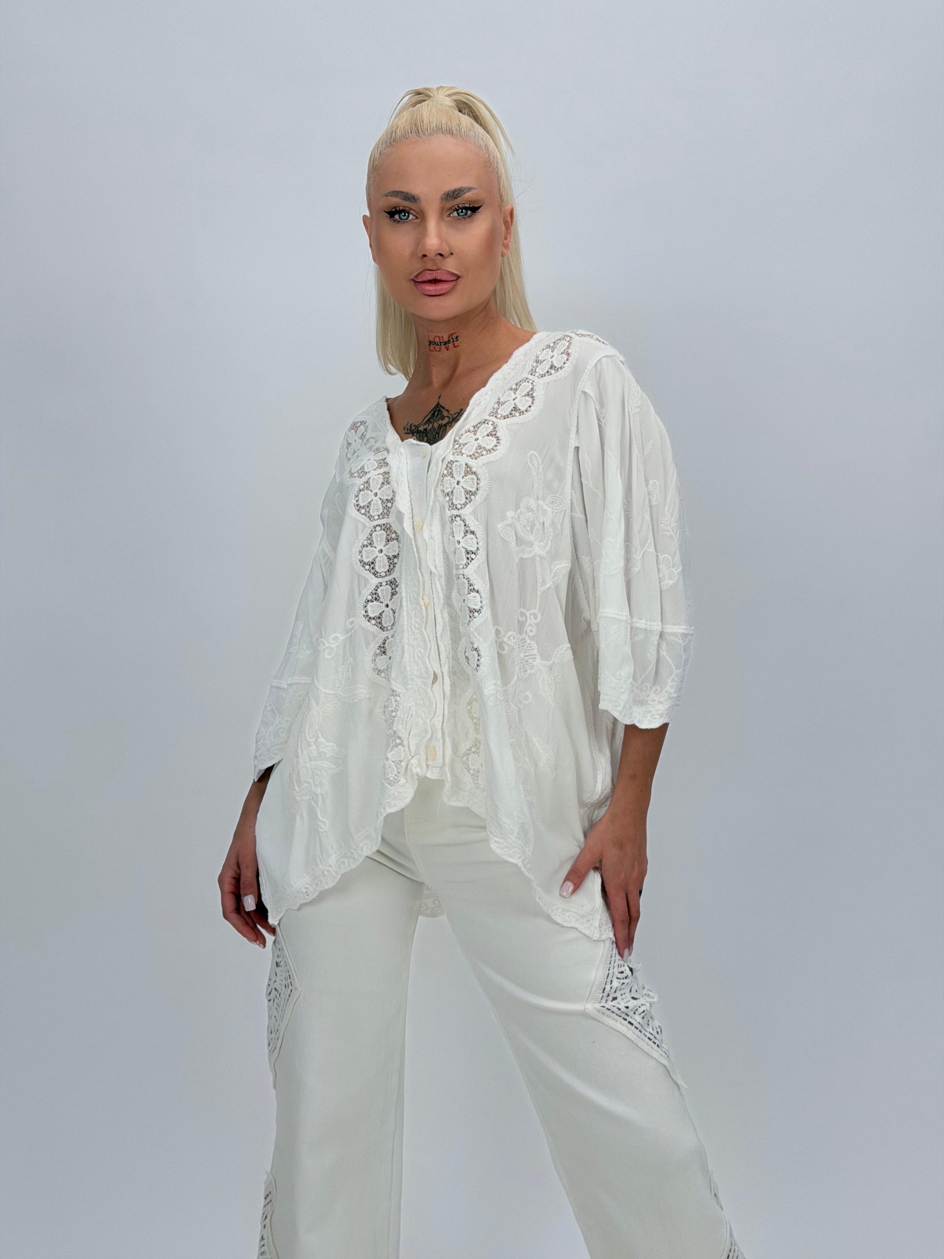 516e51e5-29ed-4498-bbb6-dfed137042de Bluză din bumbac cu broderie și nasturi - imagine 1