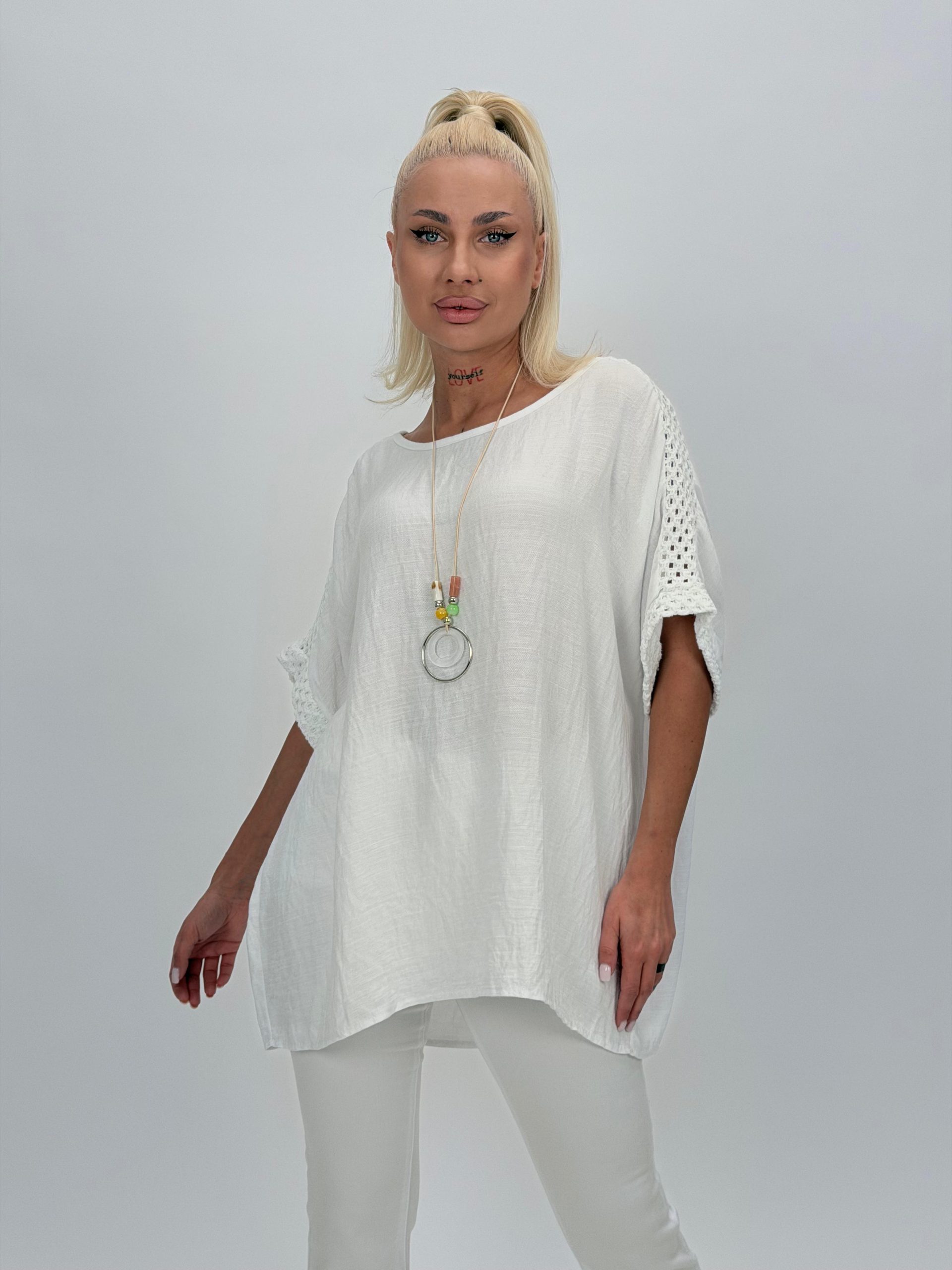 91b79cb5-8365-4fac-a878-a14cfc0cbd47 Bluză oversized cu broderie și colier - imagine 1