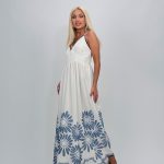 Rochie lungă cu broderie albastră