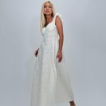 Rochie lungă din sangallo cu despicatură pe picior