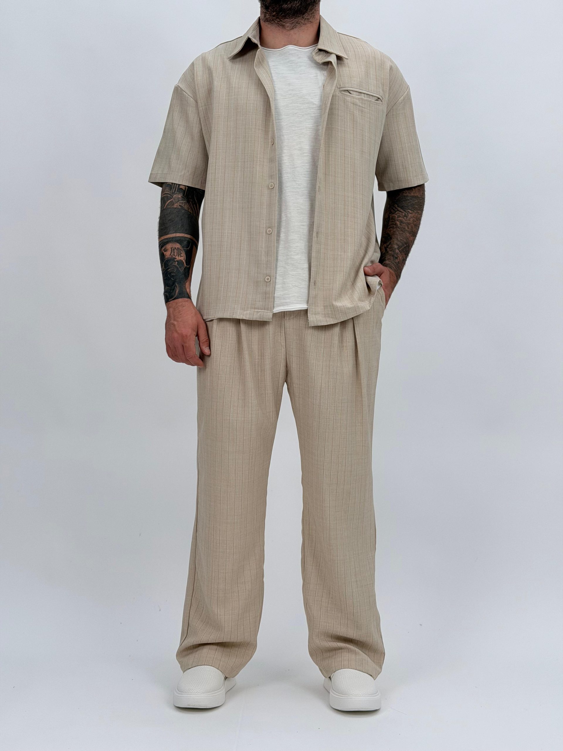 751a9f7d-5e56-44a6-a96a-89944c8940da Pantalon cu pense și dungi - imagine 1