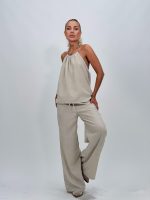 Set pantalon și top accesorizat