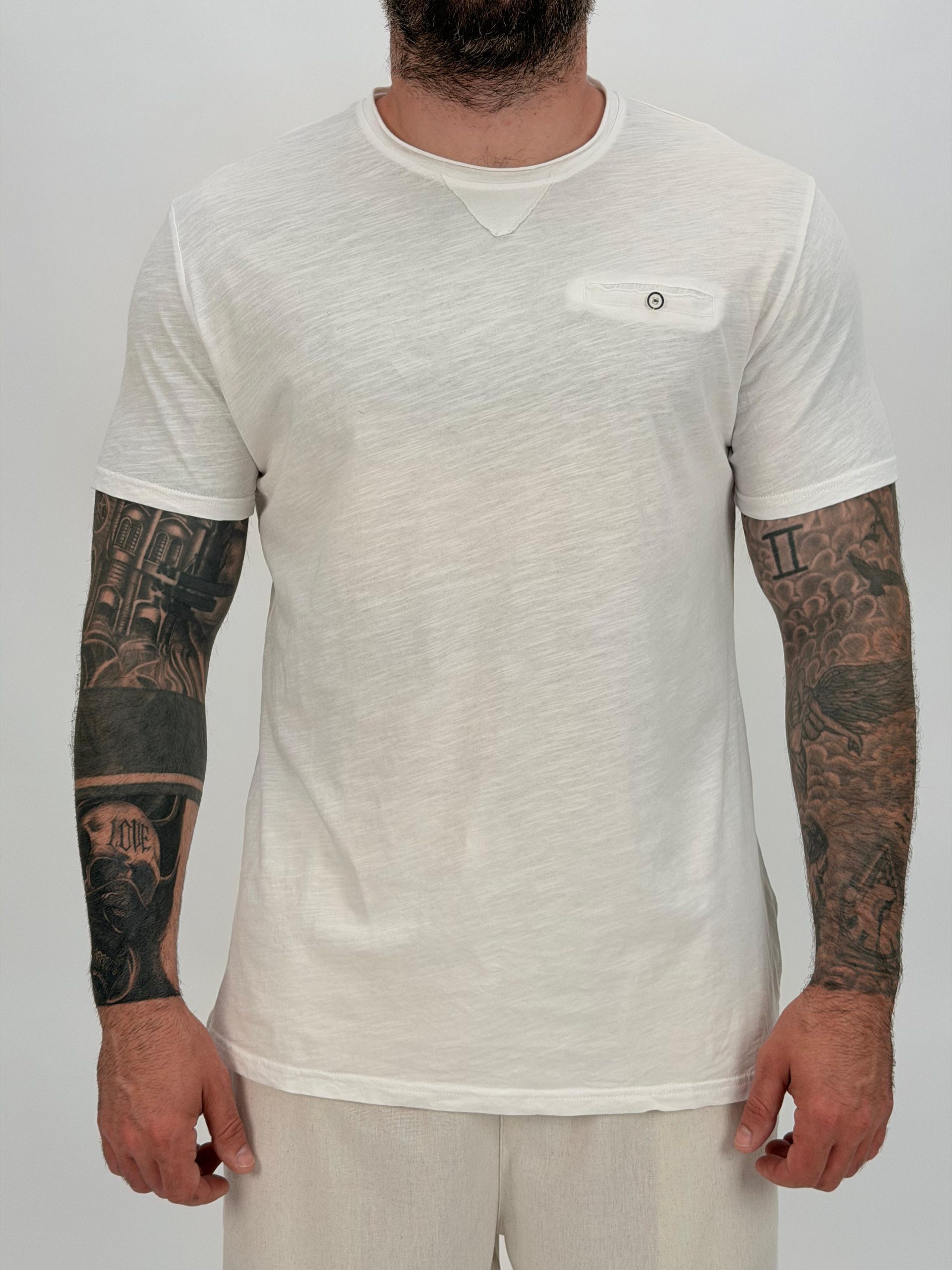 c601fbbe-16ed-4699-84d2-71324a86e2e3 Tricou din bumbac cu buzunar la piept și nasture - imagine 1