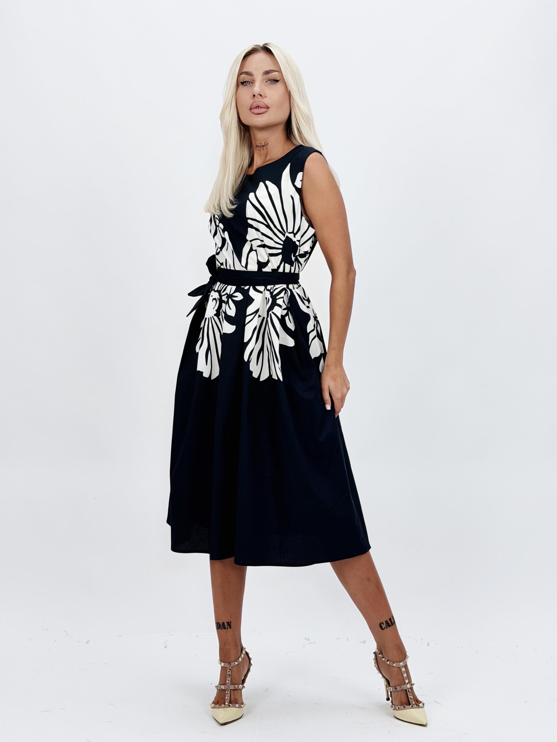dcd80389-3ae8-46b8-b9e6-dad40fff5f14 Rochie midi bleumarin cu imprimeu floral - imagine 1