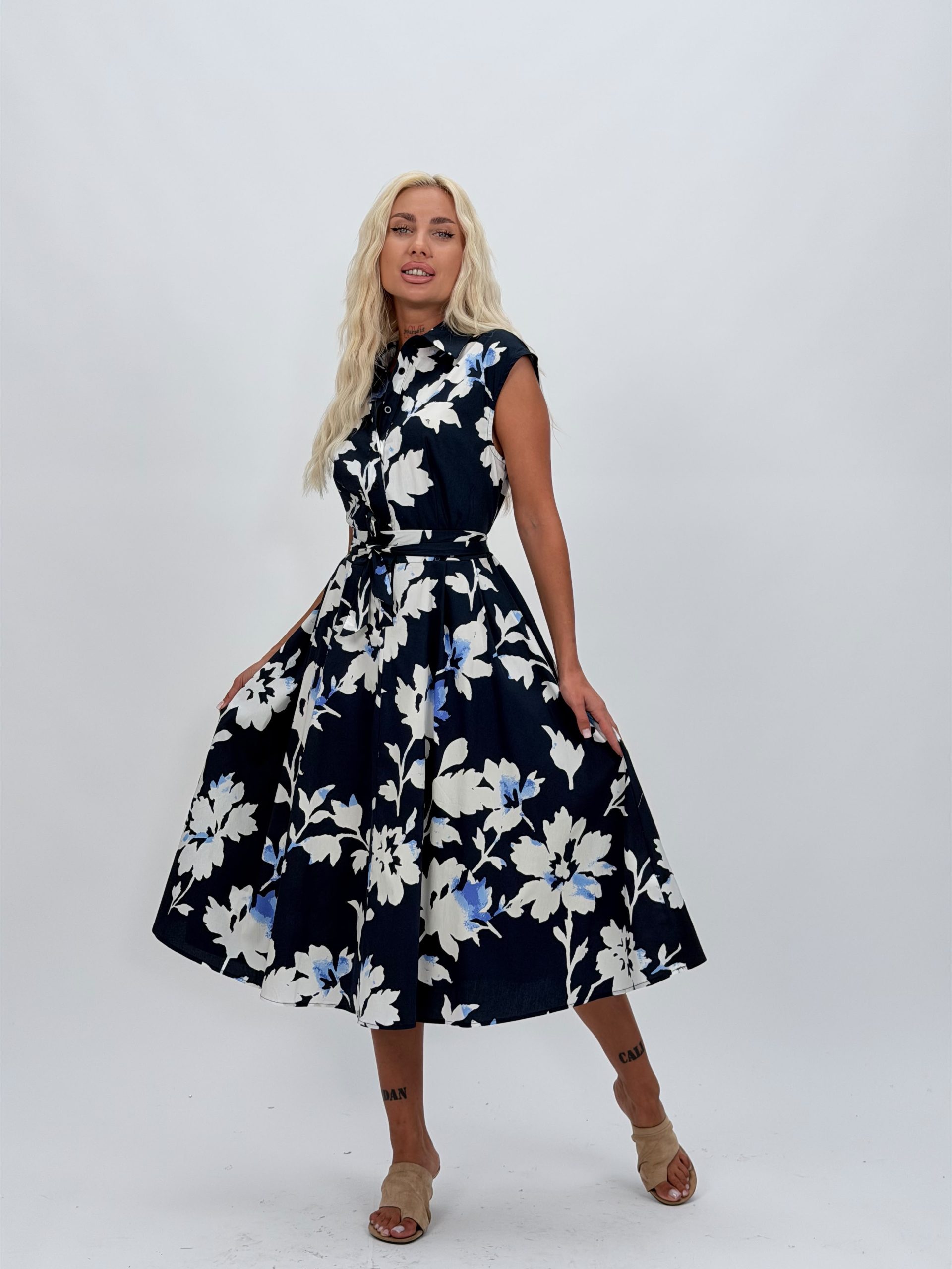 2076f640-d963-46cd-895e-d4681cb5cfb5 Rochie midi bleumarin cu imprimeu floral și cordon în talie - imagine 1