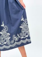 Rochie midi cu broderie și cordon în talie - imagine 9