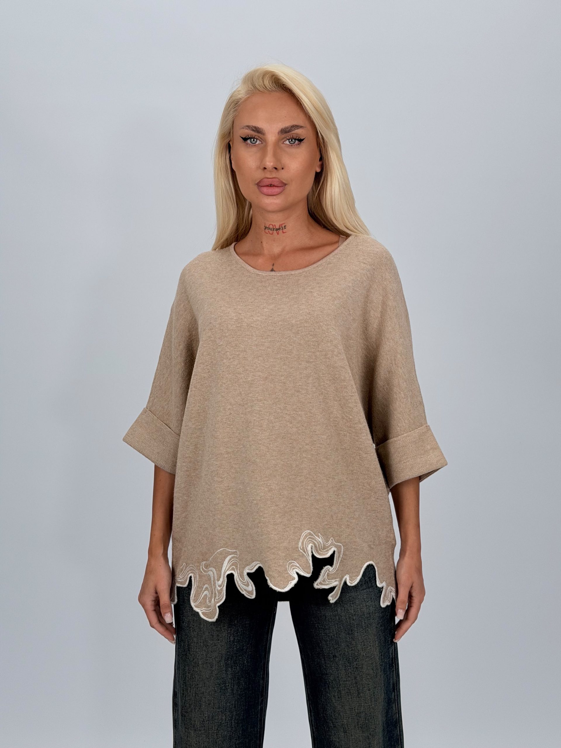 043a77f6-bc4b-49ed-9ce2-ba0da16ead00 Pulover din tricot cu mânecă 3/4 și broderie - imagine 1