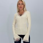 Pulover rigat cu decolteu în V și dantelă