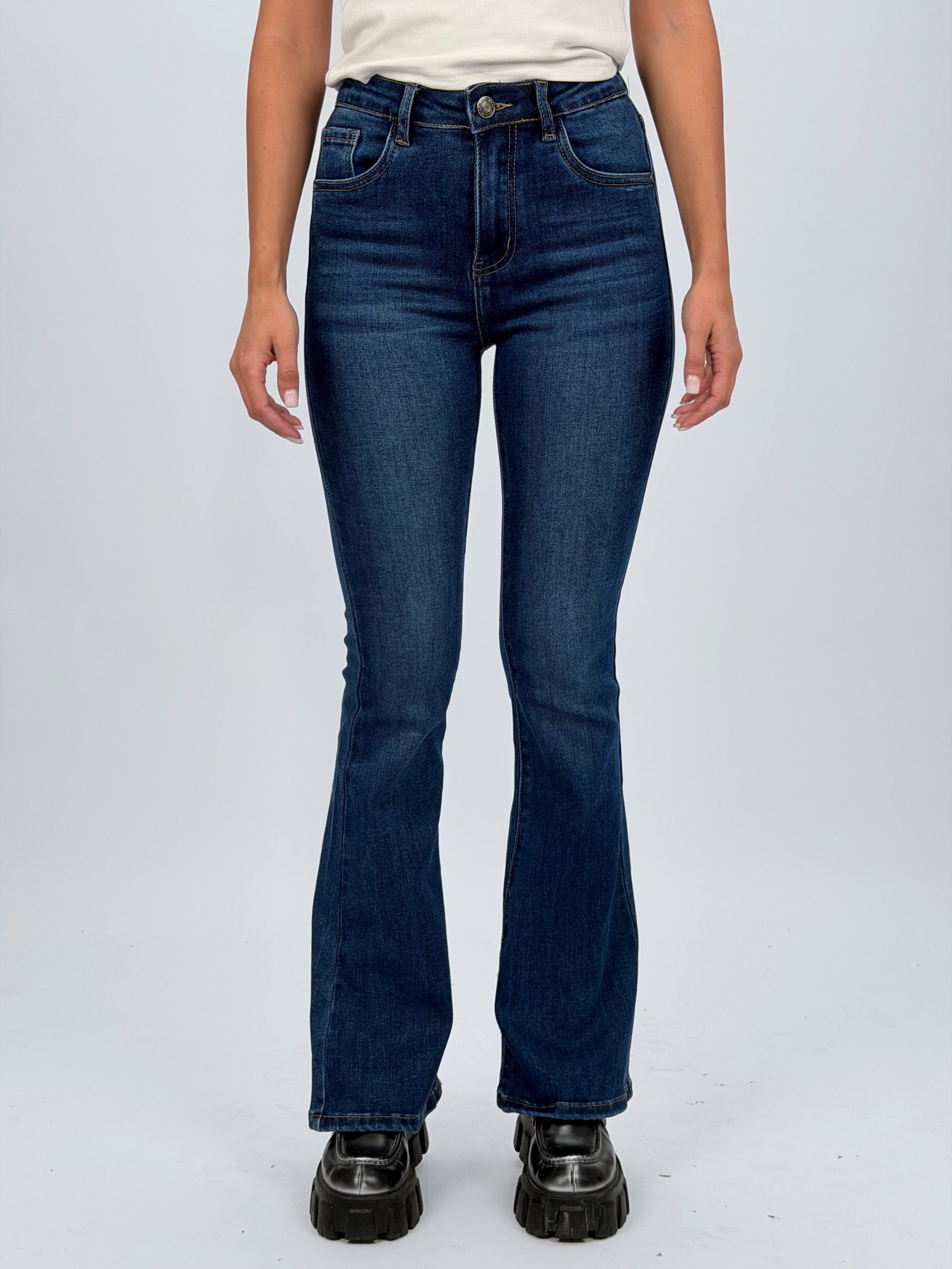 1bc3abd3-b82a-4b7a-b0c5-11e3703655c0 Jeans push-up evazat cu clapetă spate - imagine 1