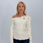 Pulover din tricot accesorizat cu flori și ștrasuri