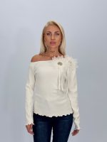 Pulover din tricot accesorizat cu flori și ștrasuri