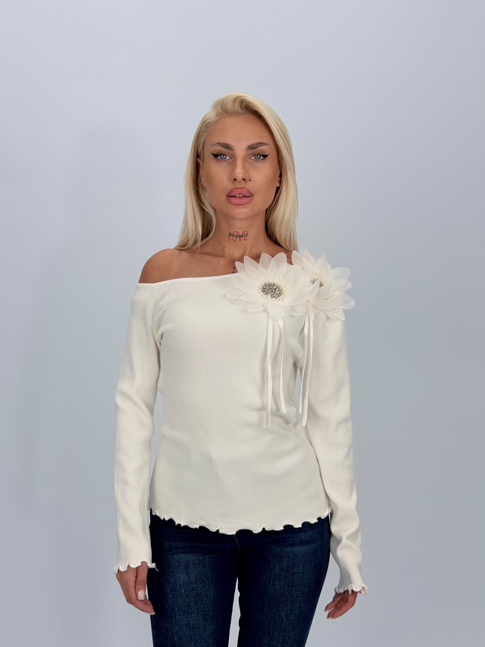 3f10d879-7f5c-46d1-b555-736c49d4b2f3 Pulover din tricot accesorizat cu flori și ștrasuri - imagine 1