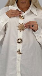Cămașă oversized cu broșe aurii - imagine 4