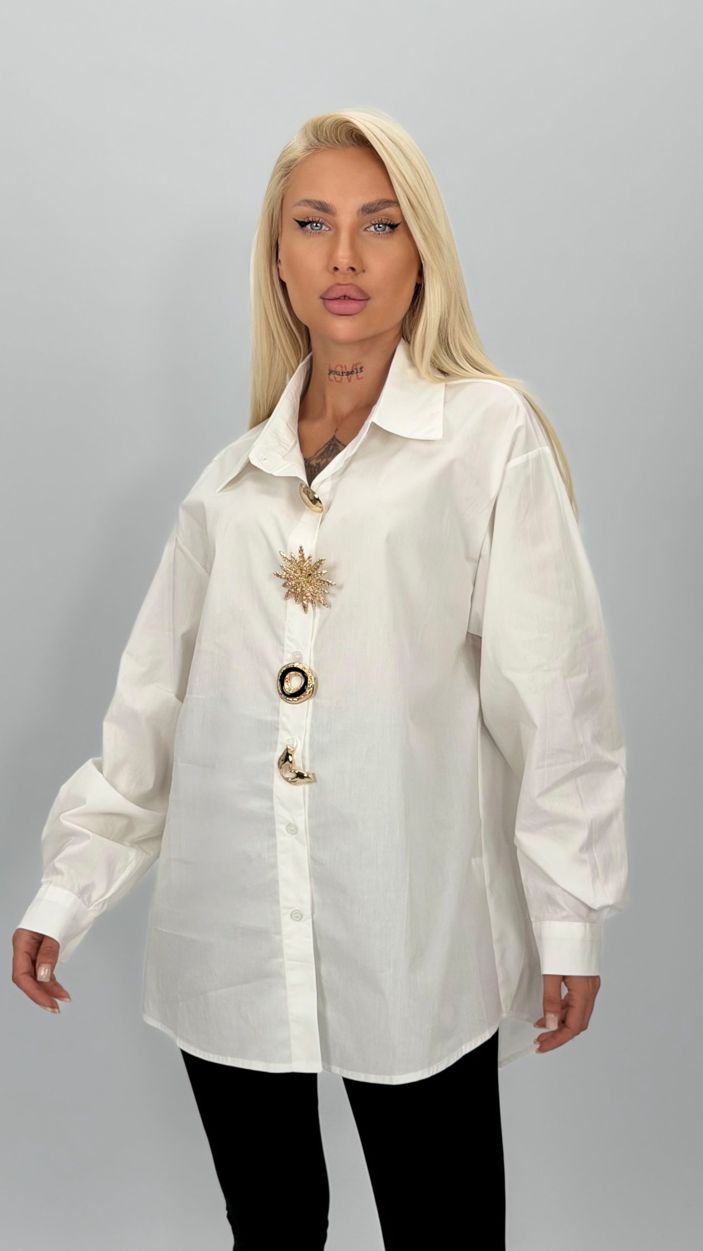 98936ae2-7987-4c5f-8e5a-a9e1fbfe29ce Cămașă oversized cu broșe aurii - imagine 1