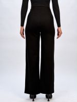 Detaliu ștrasuri pe pantalon colant drept negru, finisaj modern