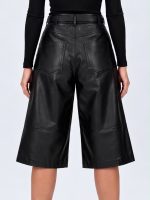 Finisaj pantalon scurt din piele ecologică neagră