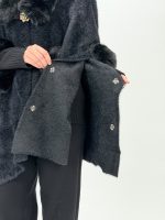 Poncho din tricot cu buzunare și blană - imagine 16